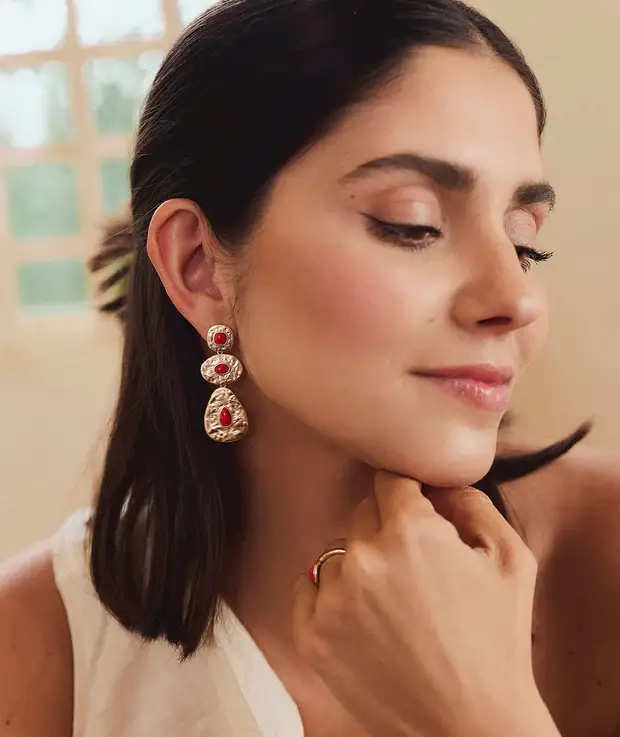 Pendientes volumen Zahara con coral sintético rojo REF: X48514 - Imagen 2
